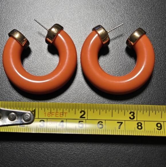 Kenneth Jay Lane Mini Coral Colored Tube Hoop Earrings - Picture 4 of 6